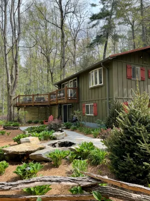 Creek side cottage with fire pit.  Walk to Cashiers. Dog friendly. - 4-Star