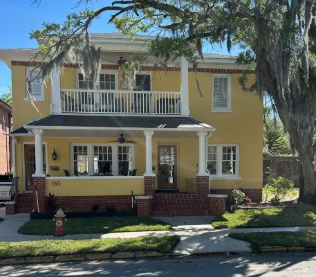 Charming Apartment with Pool, Free Parking, Walk to Everything Downtown. - Huoneistot