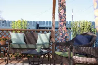 Family home, fully fenced yard with covered deck. Walk to trails and parks. - 3 ดาว