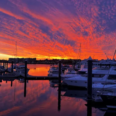 Boston Harbor Waterfront Yacht Escape Near Freedom Trail 2B/2B Sleeps 6 AC/Heat