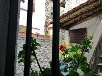 Welcoming cozy apartment in a quaint medieval village Hotels in Plesio