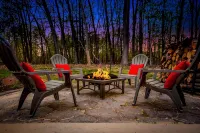 Cedar Loft at The Woods-Vintage Chic Cabin Retreat with Amenities Access