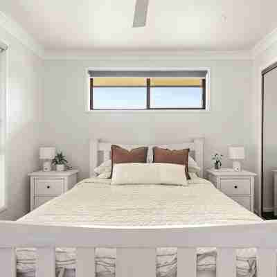 Pets welcome, family friendly home. 5 minute drive to beaches. Rooms