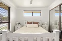 Pets welcome, family friendly home. 5 minute drive to beaches. - 4 stelle