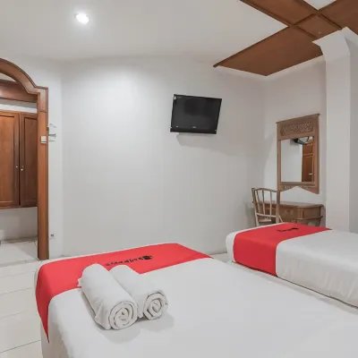 RedDoorz at Arwiga Hotel Near RS Hasan Sadikin Bandung Hotels near Paris Van Java