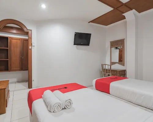 RedDoorz at Arwiga Hotel near RS Hasan Sadikin Bandung Hotel dekat (pusat perbelanjaan) Paris van Java