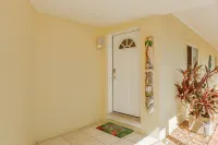 Fiesta Flamingo Cottage Blocks to Beach & River ~ Kayaks and Bikes Provided! - บังกะโล