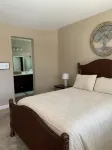 Great family friendly home very private back yard, heated pool & covered patio. - Homestays