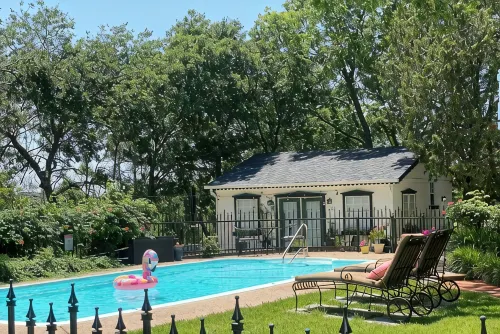Spacious guesthouse located in the heart of Weatherford.
