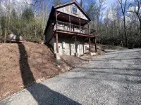 Cozy tiny cabin with Loft 10 minutes from DuPont State Park - 2-Star