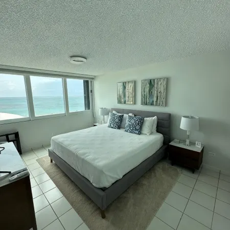 Deja Blue Beachfront Apartment