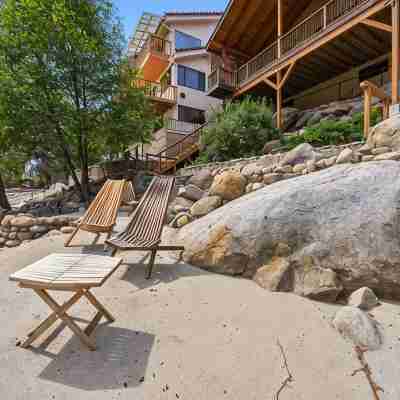 Riverfront property with private beach access with Universal EV Charging Station Hotel Exterior