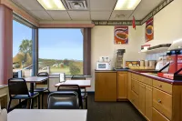 Travelodge by Wyndham Ridgeway Martinsville Area - Wifi