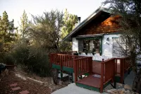 Top-Rated Treehouse Retreat with Hot Tub & Mountain Views, Pet Friendly - 2-Star