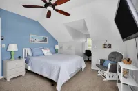 Walk to Vilano Beach, Pool,  Fire Pit, Sleeps 10,  5 Min to Historic St. Aug - 3-Star