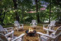 Lakeside Luxury: Private Dock, Kayaks, Game Room - 4-Star