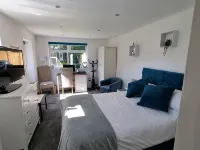 1 bed self-contained annex, with off-road parking. Sittingbourne otelleri