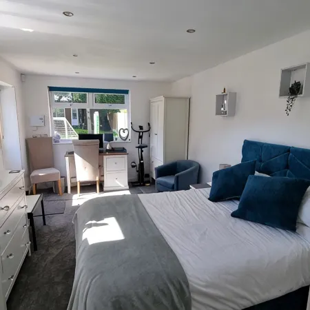1 bed self-contained annex, with off-road parking.