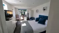 1 bed self-contained annex, with off-road parking.