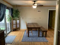 Charming 3 Bedroom House Conveniently Located in Central Lincoln - บังกะโล