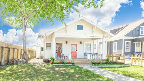 Charming 2 Bedroom House & Rear Apt 1/1 with CC Bay View!