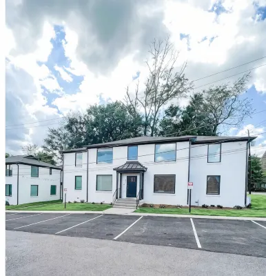 Delightful 2 BR Condo Downtown Homewood