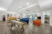 Luxury Escape - Pool, Hot Tub, Arcade, Games, BBQ & Outdoor Lounge!