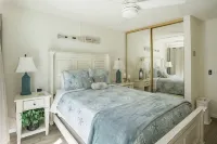 Beach Front Home, Hot Tub, View, Parking! - Apartemen
