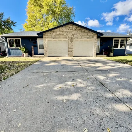 Charming Feathers Theme Home, King Bed, 2-bedroom house in Aurora with WiFi