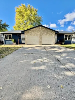 Charming Feathers Theme Home, King Bed, 2-bedroom house in Aurora with WiFi