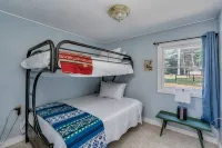 Creekside vintage retreat with HOT TUB! - 3성급