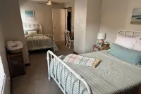 Sullivan Summer House - walk to downtown + beach