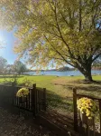 Charming 3-bedroom cottage on the lake in lovely Linden with a beautiful view! - Homestays
