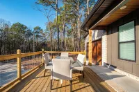 4-Bedroom House with Beautiful Lake View, Sleeps 12 - Quiet & Relaxing - Homestays