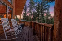 Gorgeous Chalet Cabin w/NEW HOT TUB near National Parks and loaded w'/Amenities!