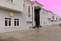 Moongate Hotel and Suites - parking