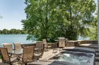 Lakefront Retreat Sleeps 12, Hot Tub, Boats, 1GIG Fibre, Pets, Wilmot Ski - 3 星級