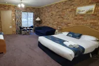 Pines Country Club Motor Inn