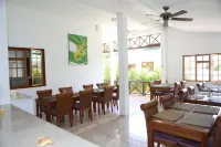 Le Surmer Self Catering Chalets - sarapan