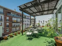 Noches en Triana Hotels near Torre Sevilla