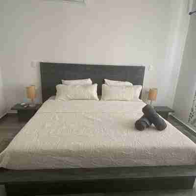 Cheerful 1 bedroom house w/ pool and much more! Rooms