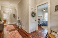 Walk Downtown! Large Pool, Hot tub, Fire pit, Close to EVERYTHING!
