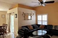 Peaceful Pool Home Near Airport Heated pool - Homestays