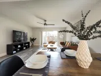 NEW! Spacious designer 2-Bed/2.5-Bath townhome near Downtown Orlando - บังกะโล