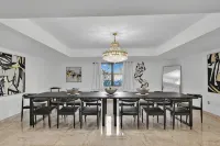 Villa Maya: 12 BR, 14k sq. ft. estate with pool, pickle ball, bball, disco club! - บังกะโล