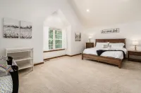 Weekend Retreat~Hot Tub~Game Room~Putt Putt - 4-Star