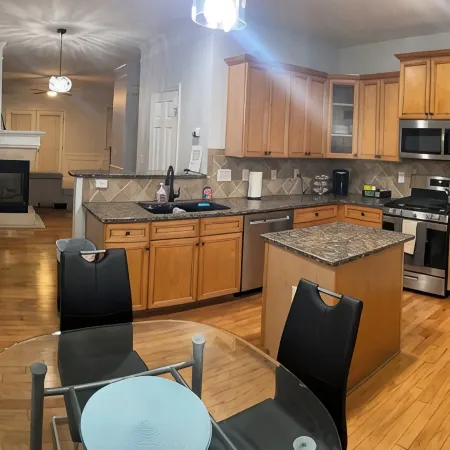 King Bed BeautifulTownhouse 3 Bedrooms 2.5 Bathrooms With FreeParking