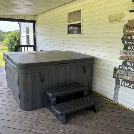 Grassy Meadow Getaway - HOT TUB!