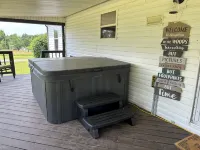 Grassy Meadow Getaway - HOT TUB!