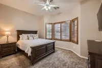 Paradise Palms!! Spacious 6-bedroom house with 3 en-suites. - مسبح خاص